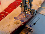6.Para o vis duplo, use os recortes com 6cm de largura, dobrados ao meio. Costure com ponto reto na face voltada para o quilt, vire e faa o acabamento  mo