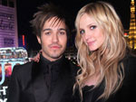 Ashlee Simpson levou seu bonequinho de estimao, Pete Wetz (da banda FallOut Boys) ao Rveillon na boate Pure, de Las Vegas