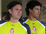 Marco, Bolvar e Taison saem do vestirio em direo ao gramado suplementar do Beira-Rio