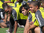 Jogadores fazem alongamento antes do treino fsico