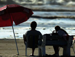 Veranistas aproveitam sol em Capo da Canoa