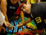 O goleiro autografou muitas camisetas, inclusive do Grmio, seu ex-clube