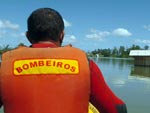 Bombeiros durante resgate em Ararangu