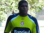 O volante Rosinei (E) chegou hoje para os treino da manh. Ele no havia se reapresentado na segunda-feira. J o atacante Luiz Carlos (D) segue fora dos planos do clube e no ir para Bento Gonalves