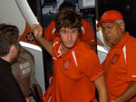 Danny Morais no desembarque do nibus que deixou a equipe no hotel