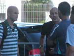 O lateral Ruy (camisa listrada) conversa com o atacante Alex Mineiro e um funcionrio do clube