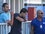 O zagueiro Daniel Marques (de azul claro) e o lateral Fabio Santos (de preto)