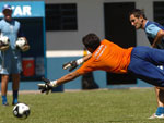 Evando tira goleiro e marca gol no treino