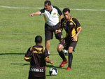 Tcnico orienta o posicionamento dos jogadores no treino