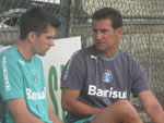 O goleiro Victor foi o nico jogador que apareceu do lado de fora do vestirio, logo cedo. Ele estava conversando com o preparador de goleiros Francisco Cerssimo