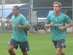 As atividades acontecem em dois perdoos: treino fsico s 9h30min e outro s 15h30min. No detalhe, Orteman (E) e Adlson se alongam em volta do campo