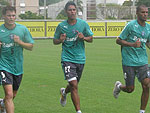 No incio da noite, a delegao embarca para pr-temporada em Bento Gomalves. Na foto, o volante Paulinho (E) corre ao lado de Willian Magro (C) e Hverton
