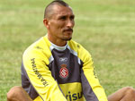 Um dos destaques da equipe, Guiazu faz alongamento antes dos trabalhos
