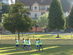 Elenco brincam durante o aquecimento em Gramado