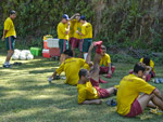 Jogadores do Brusque descansam aps o treino puxado