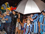 Torcedores gremistas fizeram festa para recepcionar o time que chegou em Bento Gonalves na noite desta quinta-feira