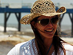 Fernanda aderiu  moda do chapu de caubi na praia