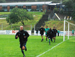 Os jogadores correram em volta do campo para se aquecer