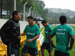 Os jogadores at vestiram capas de chuva, mas depois desistiram. Eles voltaram encharcados para o hotel
