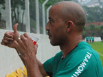 O atacante Alex Mineiro cumprimenta alguns torcedores, enquanto descansa
