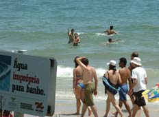 A praia de Canasvieiras, em Florian�polis, est� impr�pria em frente � rua Heitor Bitencourt e no canto esquerdo&nbsp;-&nbsp;Herm�nio Nunes