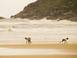 Crianas na praia do Santinho
