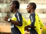 Andrezinho e Glaydson (D) correm am volta do campo