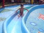 Meu filho Guilherme no parque aqutico curtindo as frias