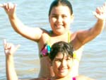 Flvia e Milena curtindo um dia maravilhoso de sol e mar na Praia do Antenor em Governador Celso Ramos