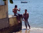 Meu filho Cristiano em p, e seu amigo Charles, colocando o papo em dia