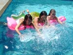 Eduarda e as amigas Marina e Gabriela se divertindo na piscina