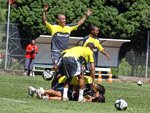 Os jogadores fazem brincadeiras durante o treino