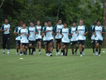 Grupo faz aquecimento antes do trabalho com bola