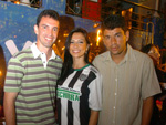 Fernandes e Schwenck, jogadores do Figueirense, acompanhados por Juliane Fernandes