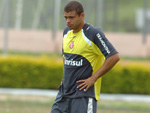 Edinho aguarda resposta do Inter para saber se permanece no Beira-Rio