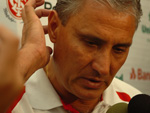 O tcnico Tite j testou opes para o lugar de Edinho no time