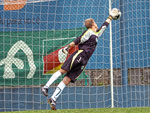 Goleiro do Juventude tenta, mas a bola morre no fundo das redes do time gacho