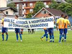 Jogadores do Ava mostram faixa de agradecimento para a comunidade gramadense