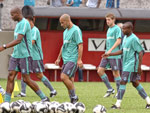 A equipe do Tricolor no treino foi a seguinte: Victor; Ruy, Lo, Rver e Fbio Santos; Diogo, Willian Magro, Tcheco e Souza; Reinaldo e Alex Mineiro