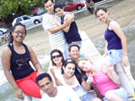Este  o pessoal que frequenta quase todos os finais de semana uma das prais do Norte da Ilha Sambaqui. O Casal chama-se Nat e Franciele, na ponta esquerda, Vanessa, ponta direita Simone, os trs da frente: Jos Carlos, francini(de culos) e a loirinha chama-se Camila, e as duas do meio, Vanessa e Daiane que esta usando a blusa Azul