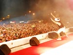 Mc Jean Paul comandando a multido, mais de 30 mil pessoas