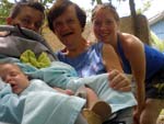 Em Itapo, na virada de ano. Eu, minha sogra, Sueli, meu marido, Joo, e meu filho to esperado Eduardo, de 3 meses