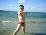Carlos Eduardo, filho da leitora Dulcinia Boaventura Steffens, fazendo pose para bater a foto na Praia de Jurer Internarcional. Ele adora um bom dia de praia para brincar
