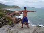 Eu, curtindo o visual da Prainha na Guarda do Emba