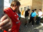Fs de Cludio Milar lamentam a morte do dolo em frente ao DML de Pelotas