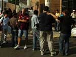 Torcedores se aglomeram em frente ao DML de Pelotas