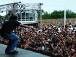 Galera se aglomerou para conferir a banda de perto  