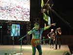 Samuel em outro momento do show do Skank