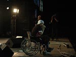 O vocalista Di fez o show do NX Zero em cadeira de rodas devido ao p� machucado
