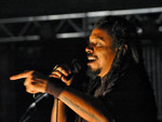 O vocalista Falc�o magnetizou a plat�ia